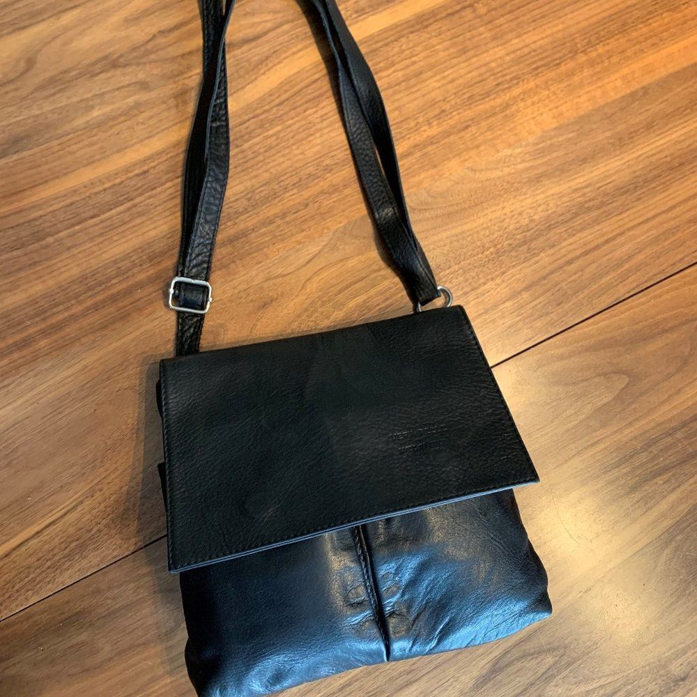 Vera Pelle purse, 100% Italian leather, cross body, messenger black EUC